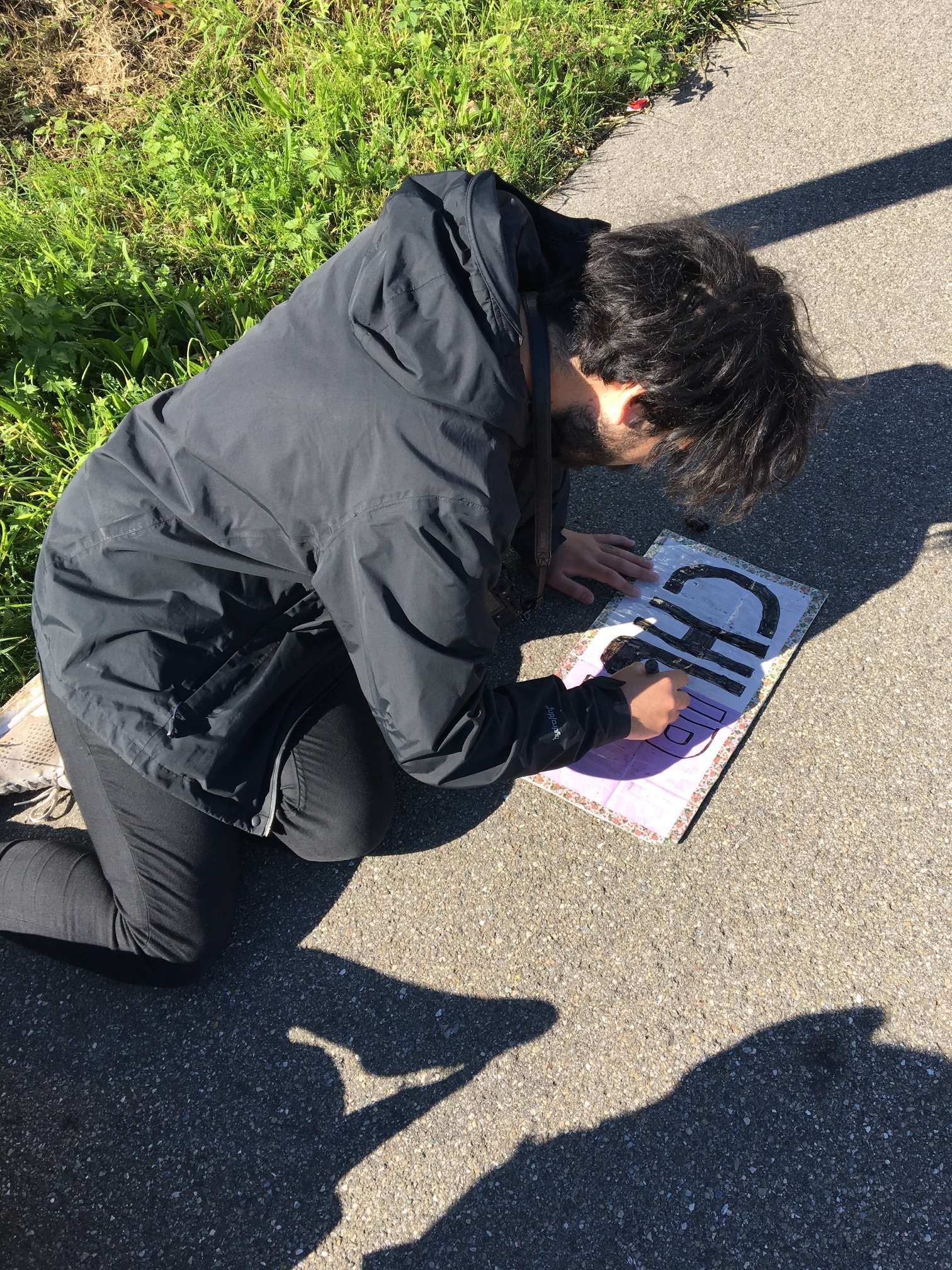 Aydin writing hitchhiking sign to Chur