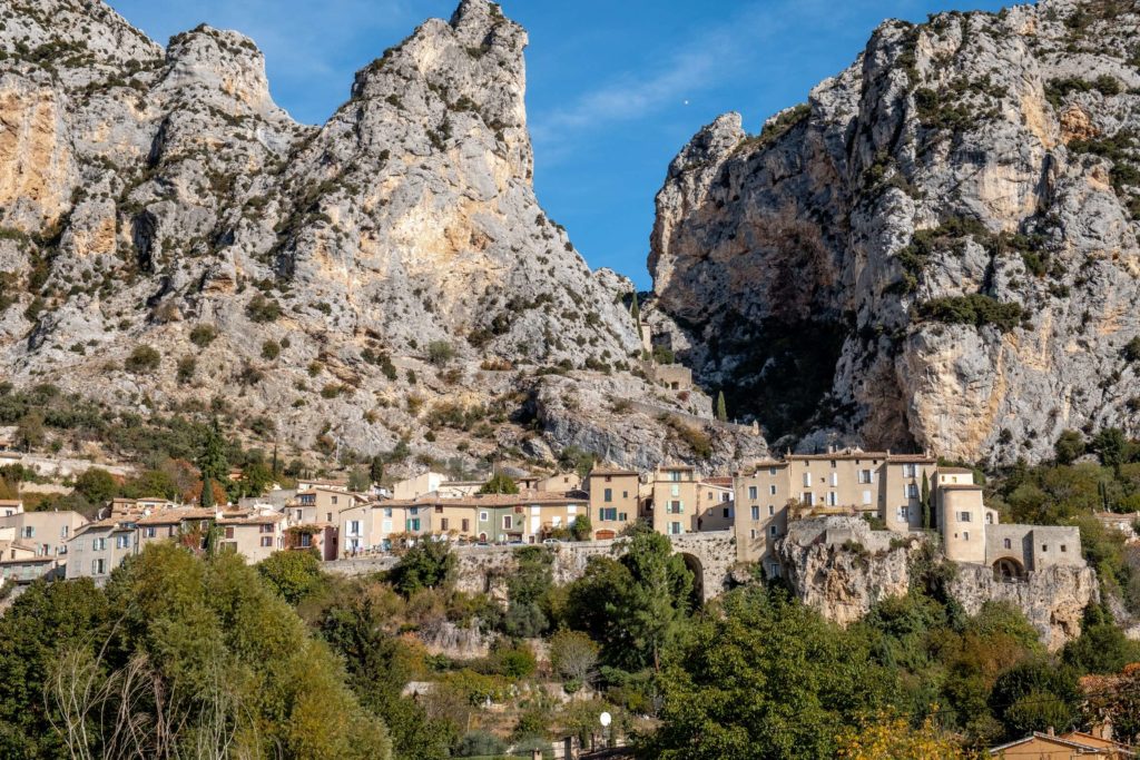 Wide shot of Moustiers-Sainte-Marie