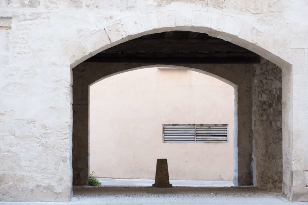 Simplicity in Arles, archways between buildings