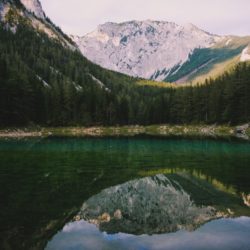 Grüner See reflecting the mountain in the background