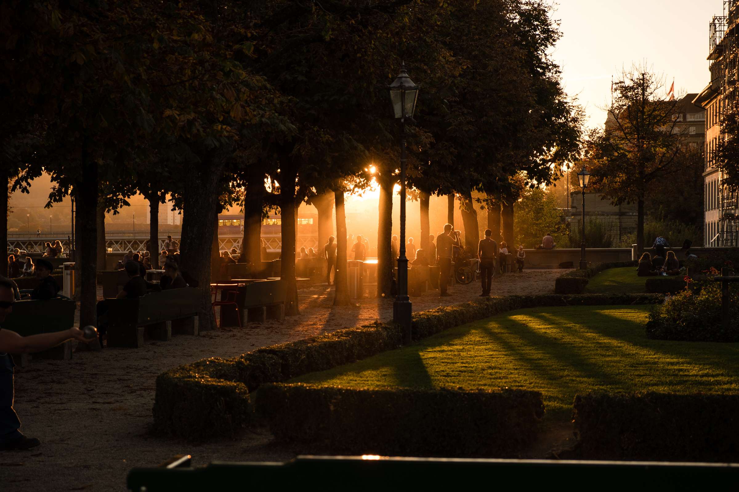 People chatting and drinking in the evening sun at Münsterplattform