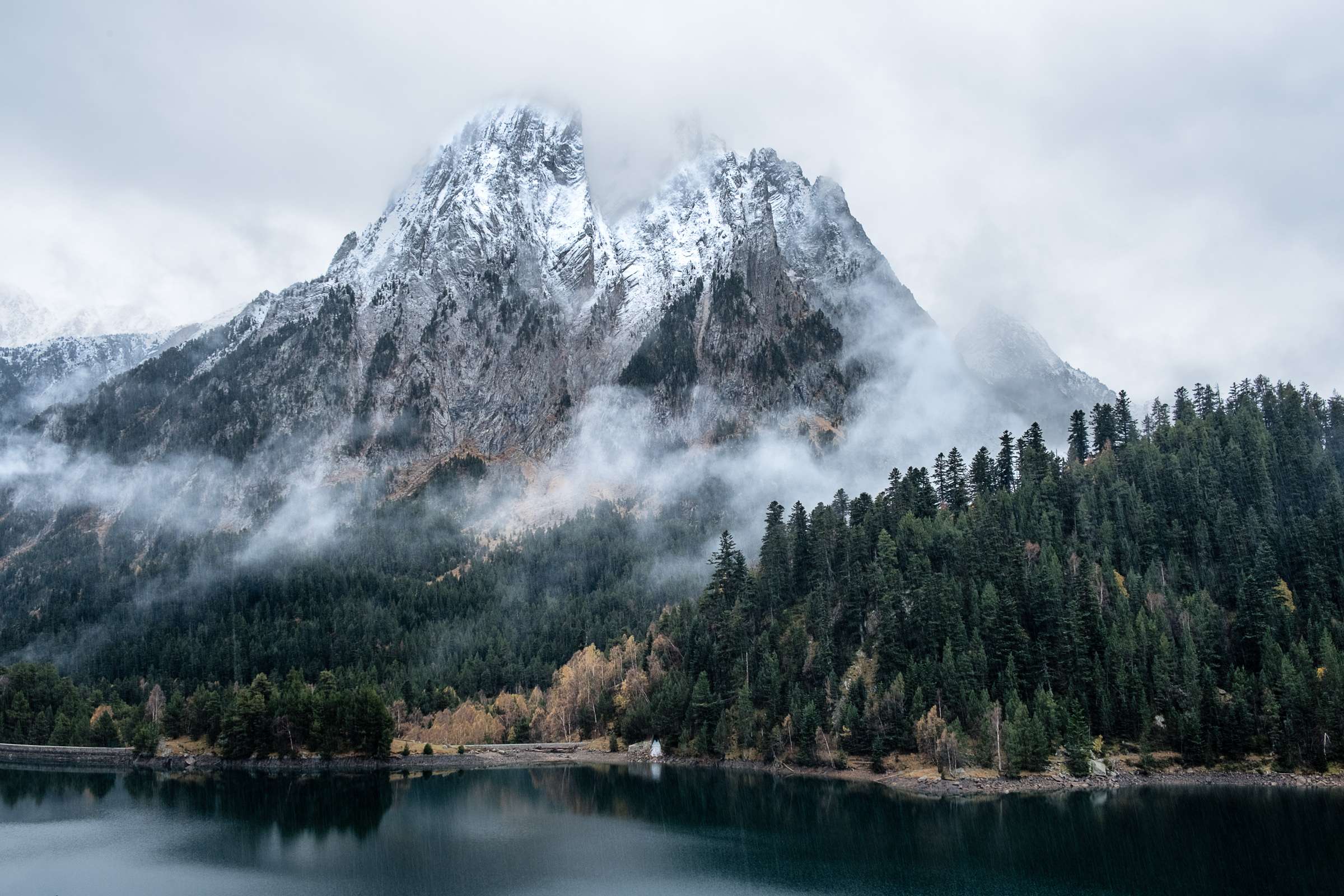 Low fog over lake Sant Maurici