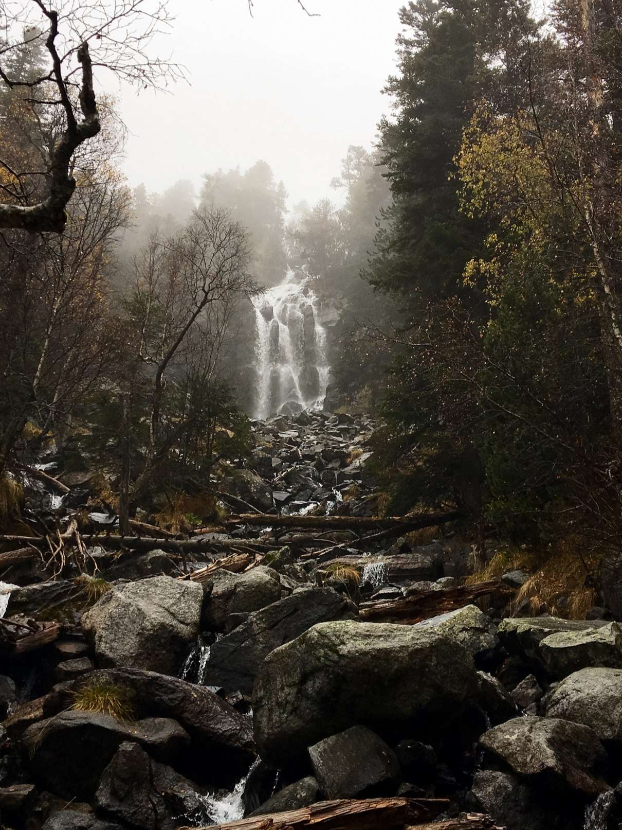 Waterfall near lake Sant Maurici