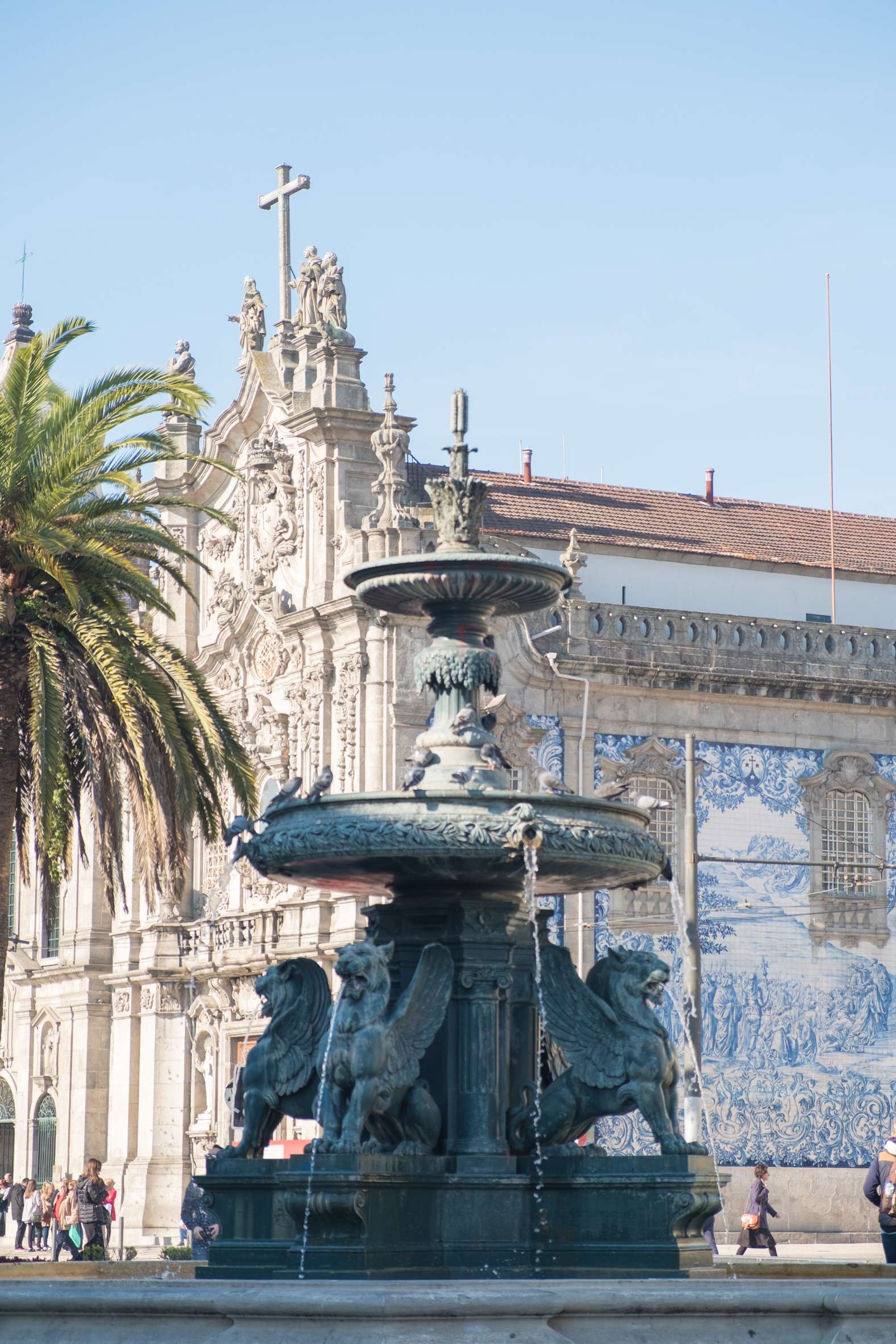 Igreja do Carmo with a fountain in front