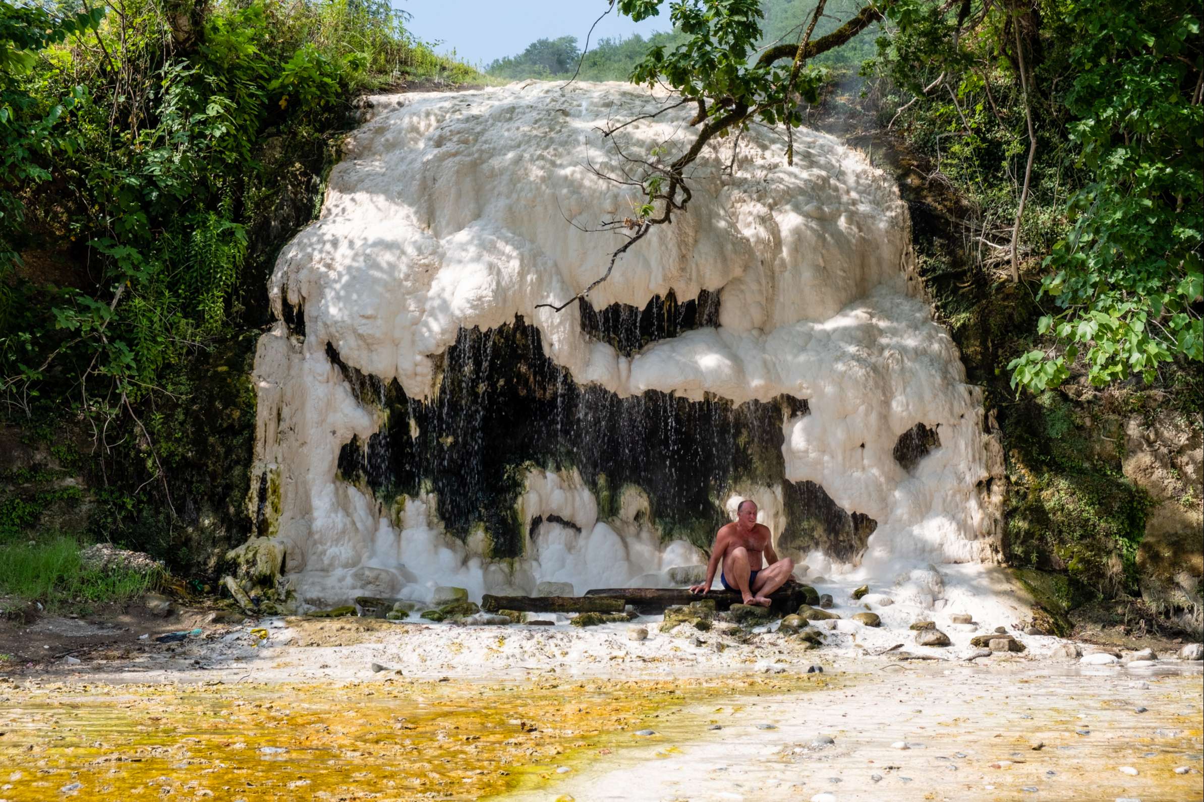 Hot sulfur spring on Tekhuri river