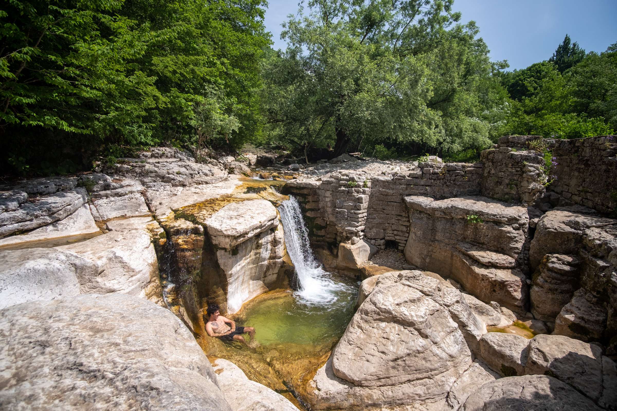 Tiny Kinchkha waterfall