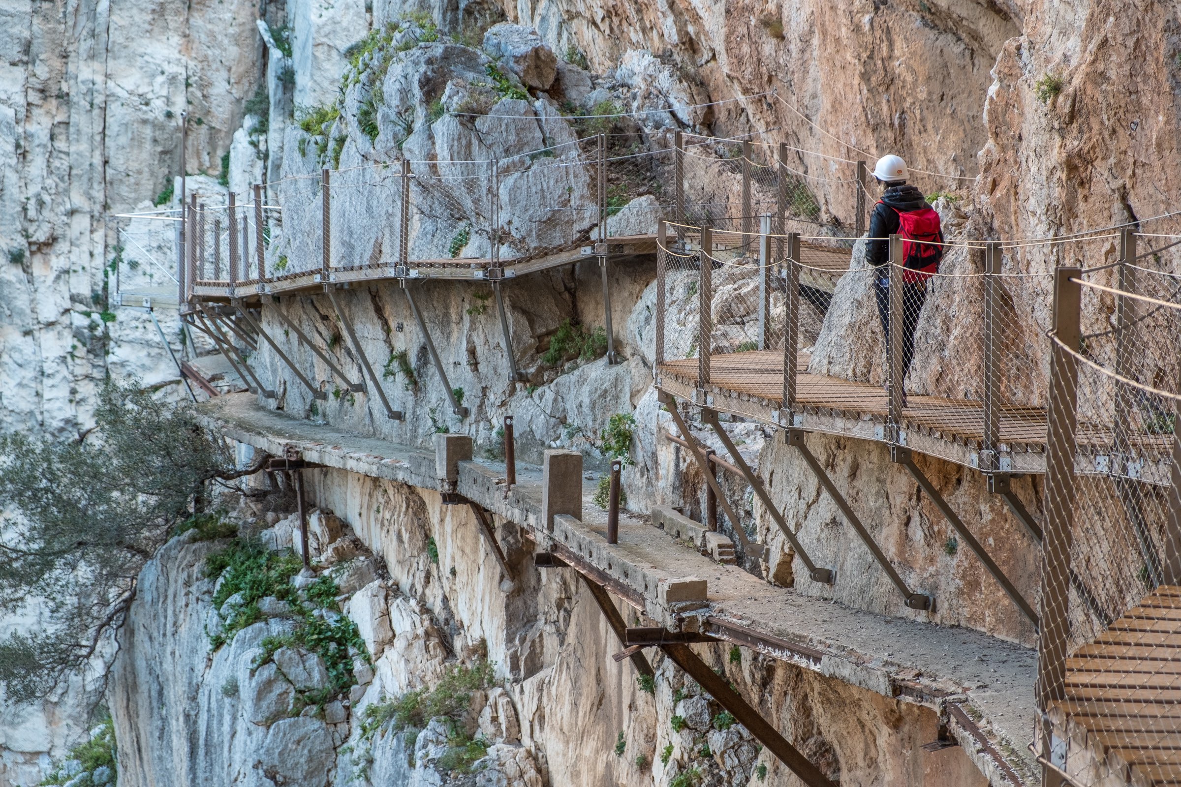 Caroline on the El Caminito del Rey pathway with old decrepit path below