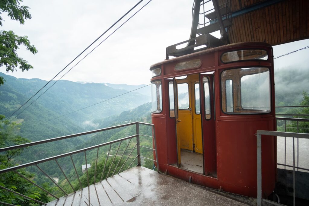 Decrepit red cable car at Khulo at the top station