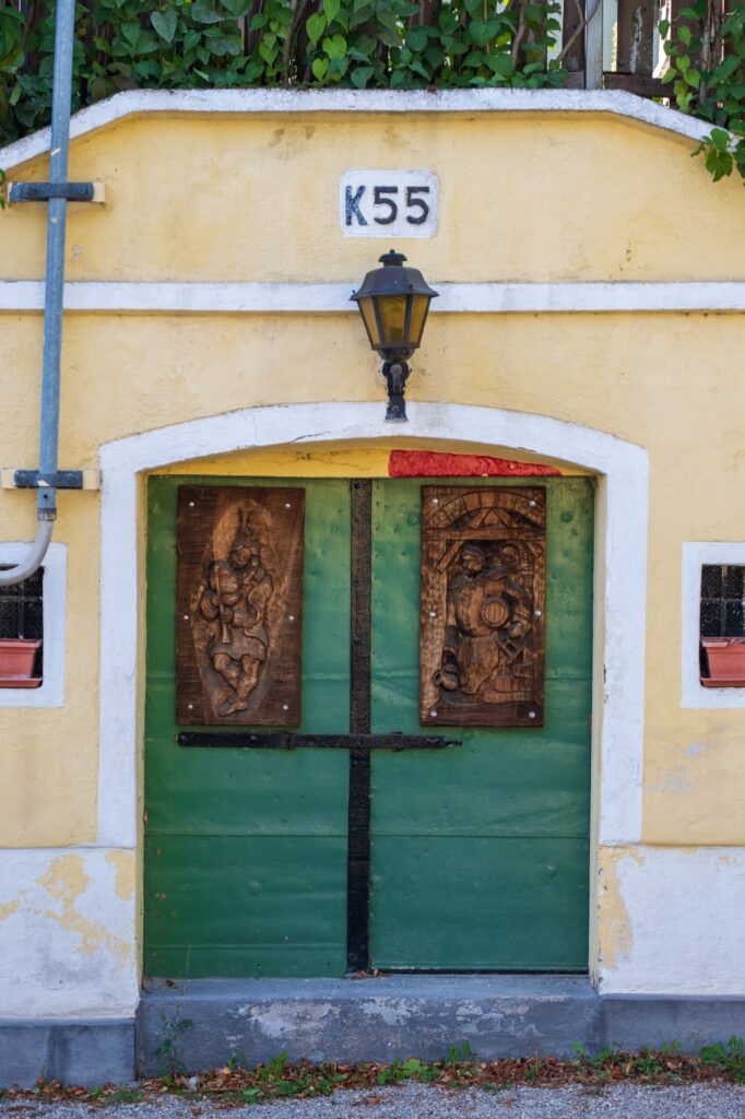 Yellow wine house with decorative wooden panels in Stammersdorf